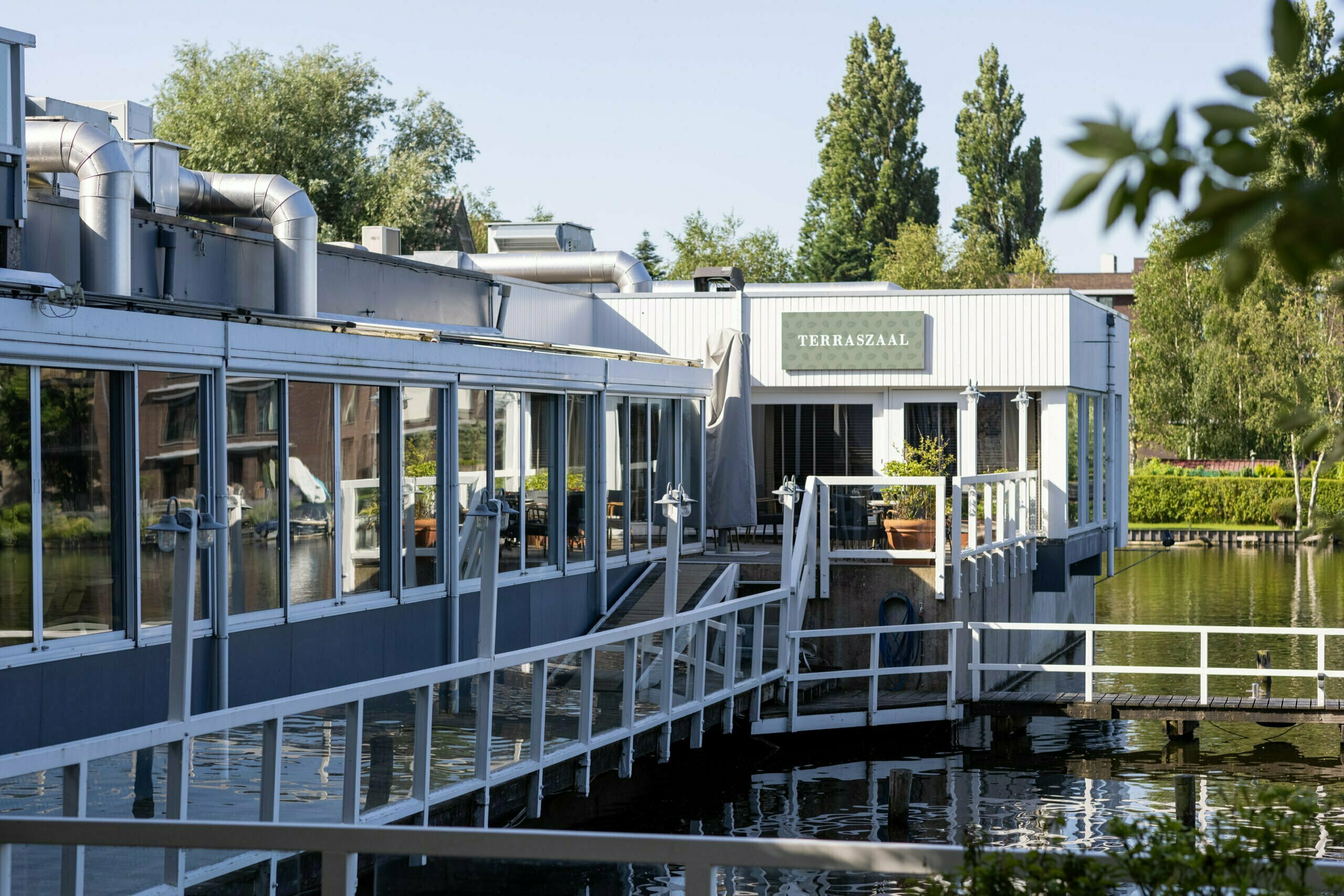 https://lommerrijk.nl/wp-content/uploads/2021/08/Terras-van-de-Terraszaal-scaled.jpg